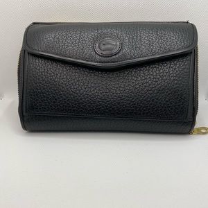 Dooney and Bourke Small shoulder purse. Black.